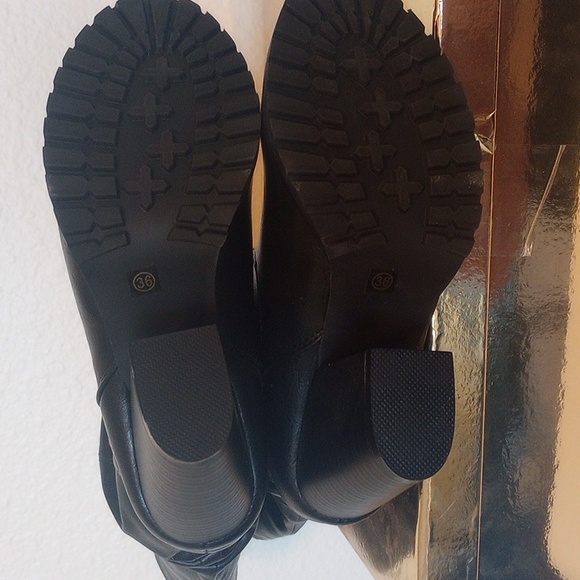 Black high heeled boots - Picture 3 of 5